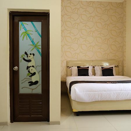Oyo 1616 Hotel Central City 2 Tanjung Pandan Eksteriør bilde